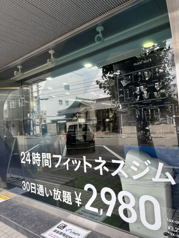 入り口左側ガラス面、カッティングシート・インクジェットシート貼り