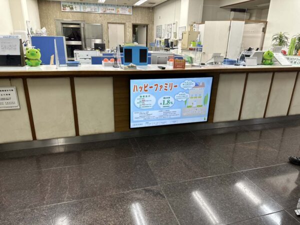 京滋信用組合　店舗カウンター下のデジタルサイネージ